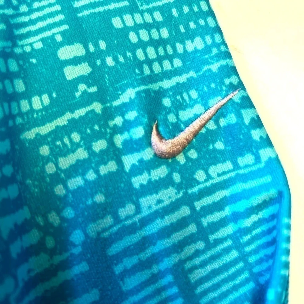 Nike women’s Dri fit active Just Do It cropped capri teal legging in size M. G19